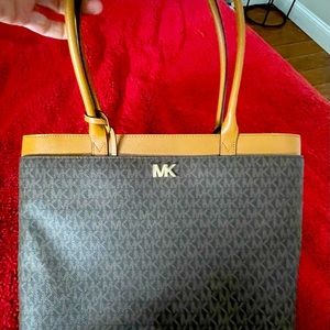 Michael Kors Voyager Medium Logo Tote Bag